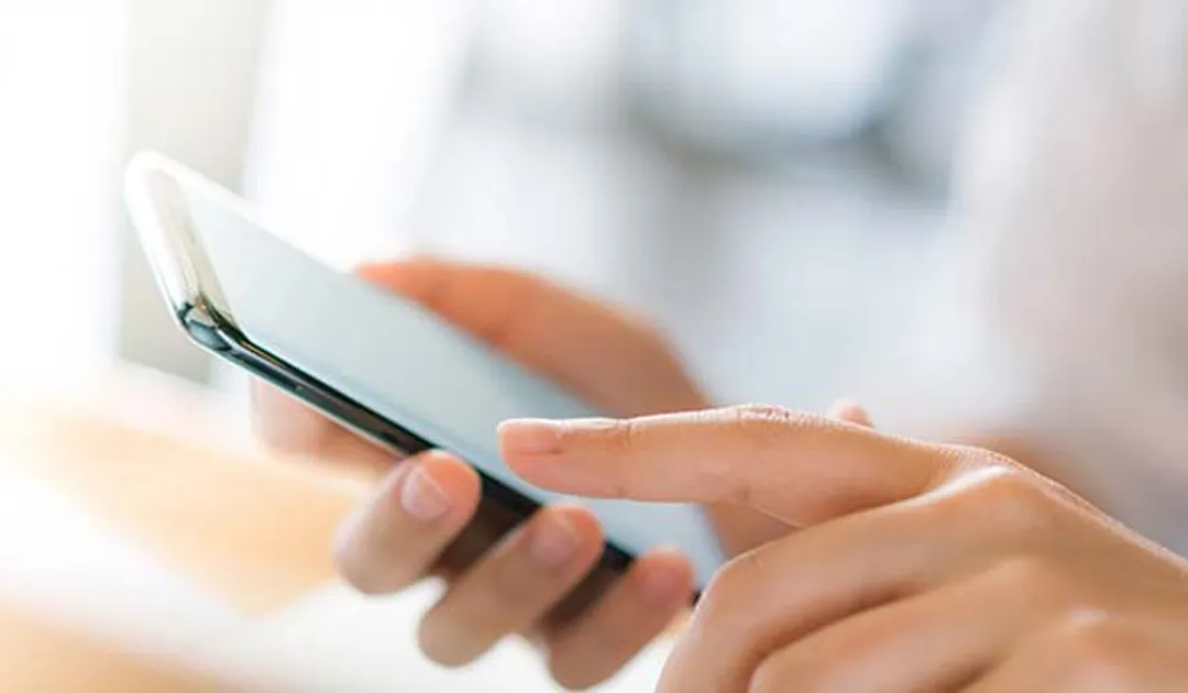 Persona utilizando un teléfono móvil