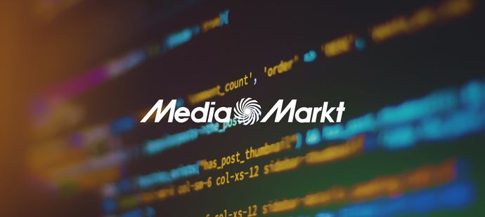 Logotipo de MediaMarkt sobre código informático