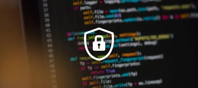 Código informático con un escudo y un candado de seguridad