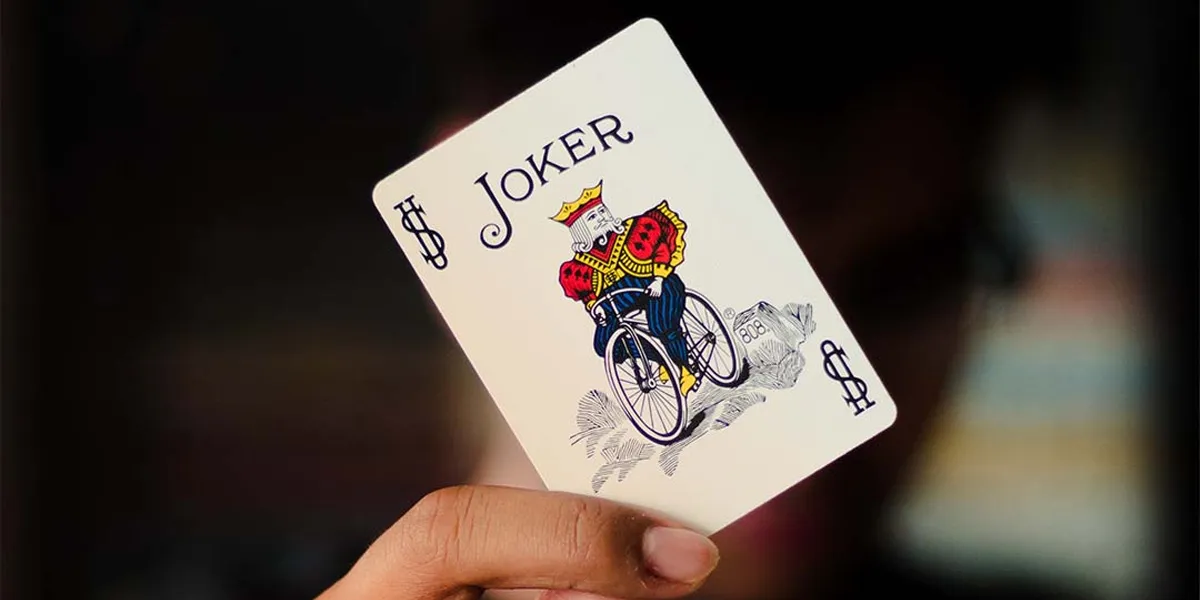 Persona sosteniendo una carta Joker