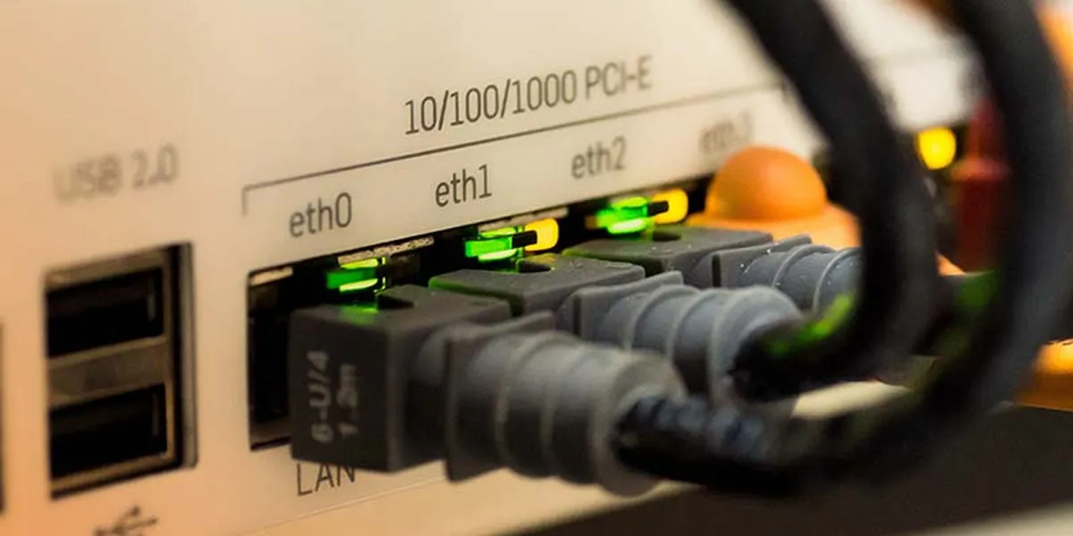 Cables de red conectados a un dispositivo de comunicaciones