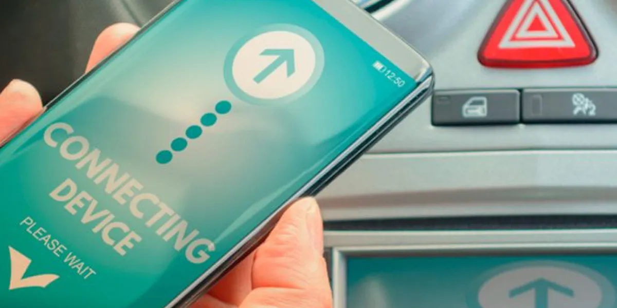 Smartphone conectado al sistema de un vehículo