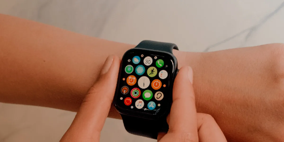 Persona utilizando un Apple Watch