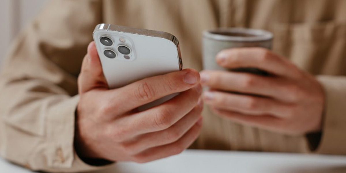Persona utilizando un iPhone