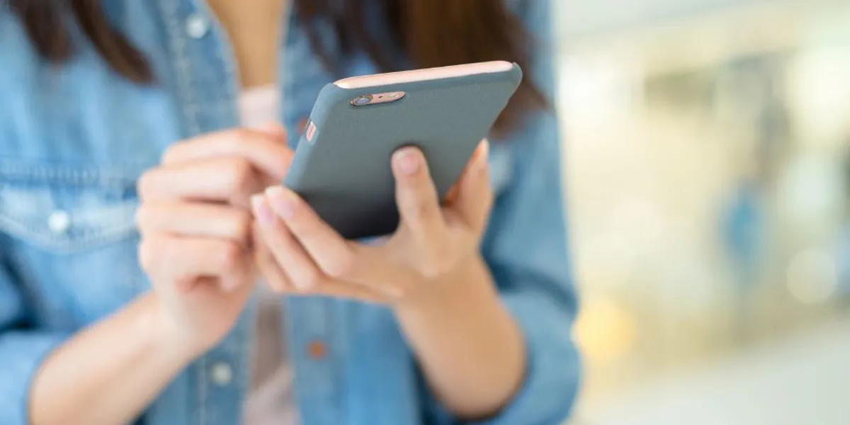 Persona utilizando un smartphone Android