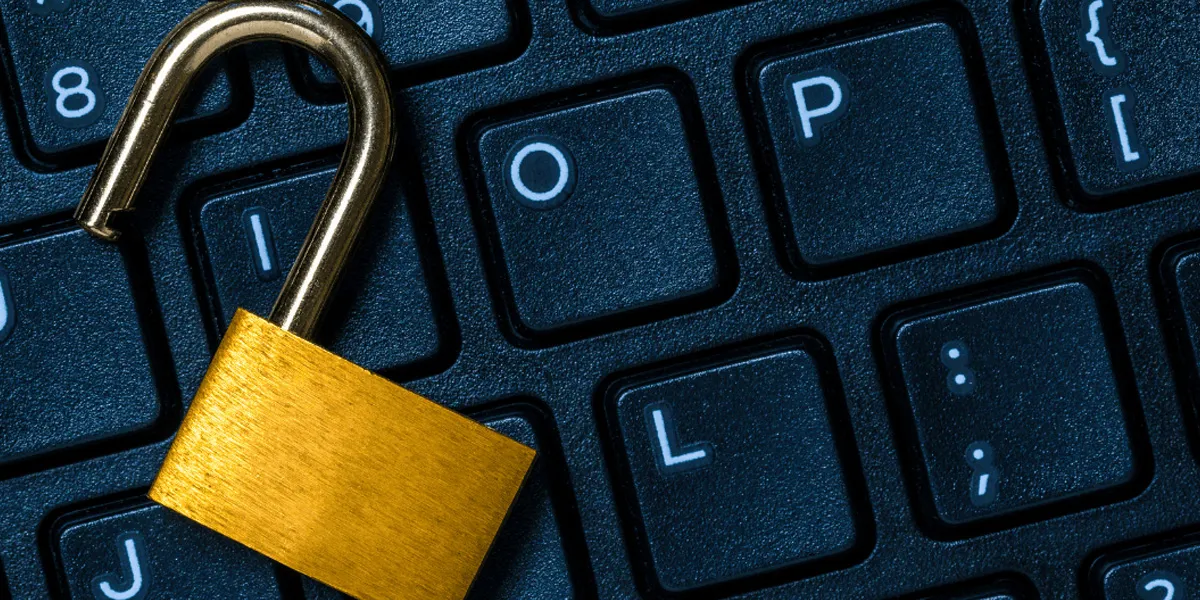 Candado abierto sobre un teclado