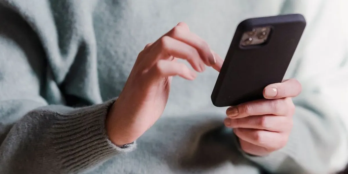 Persona utilizando un smartphone