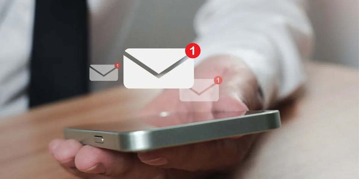 Correo fraudulento en smartphone