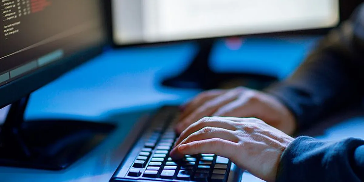 Persona trabajando con varios monitores