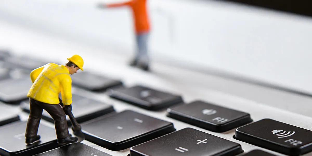 Operario en miniatura sobre teclado