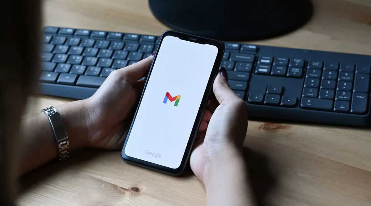 Persona utilizando Gmail en móvil