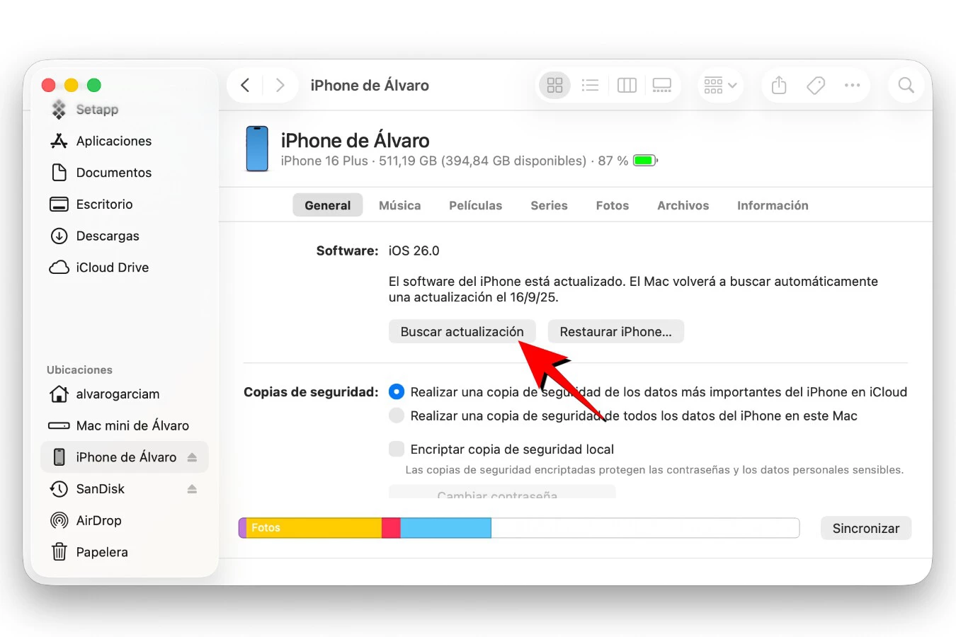 Actualización a iOS 26 desde Finder en Mac mostrando iPhone conectado
