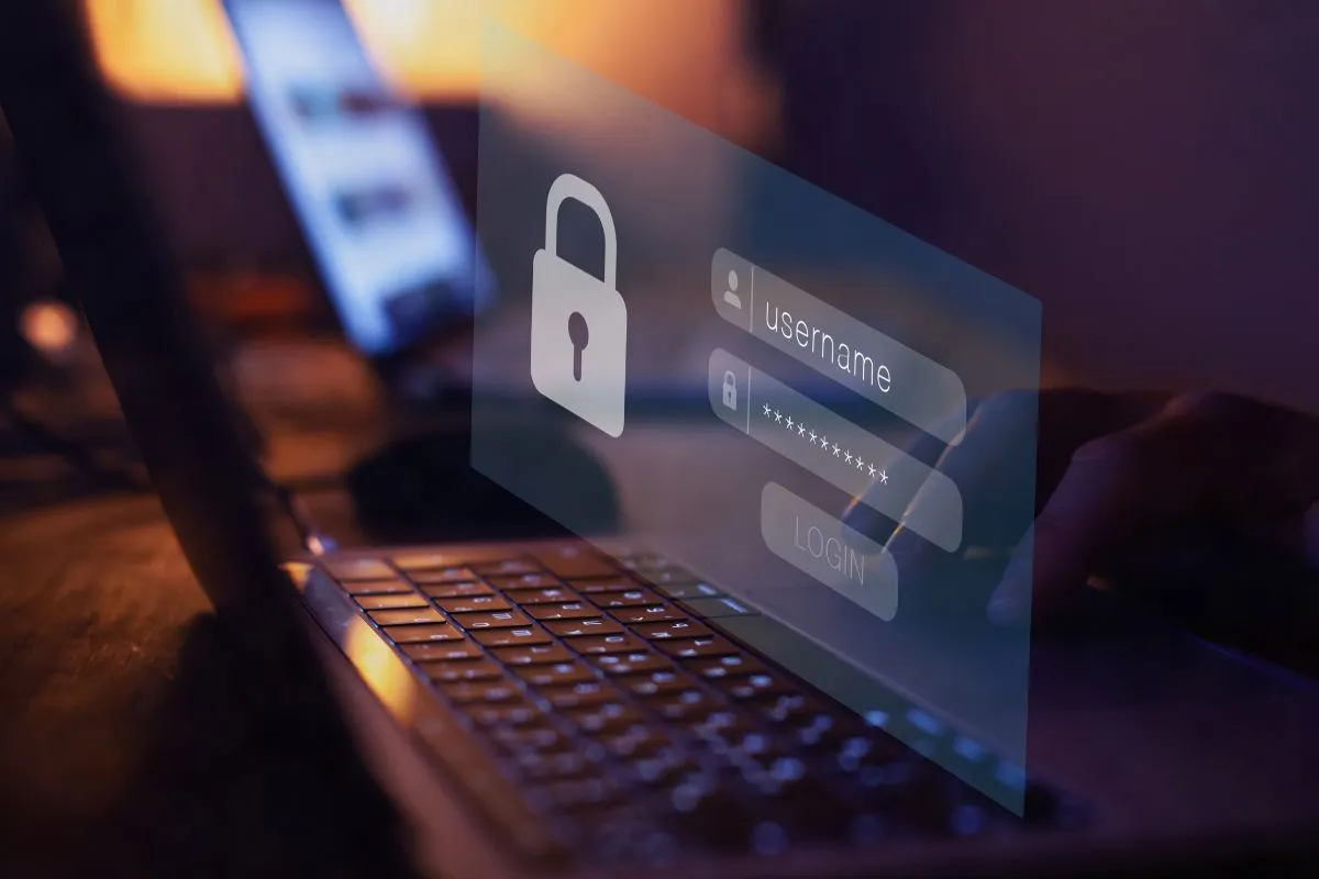 Ordenador portátil con candado digital y campos de inicio de sesión, concepto de seguridad digital y prevención de ciberataques