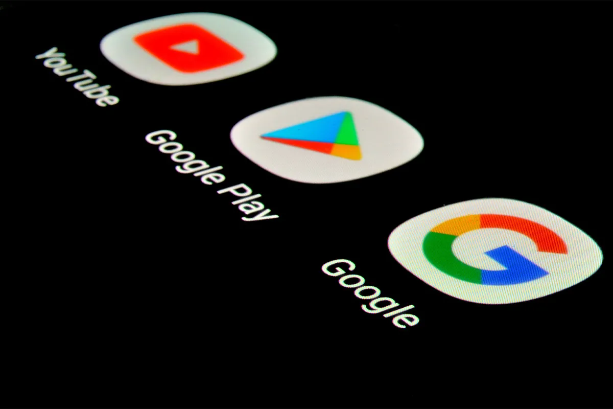 Iconos de Google Play, YouTube y Google en la pantalla de un teléfono Android