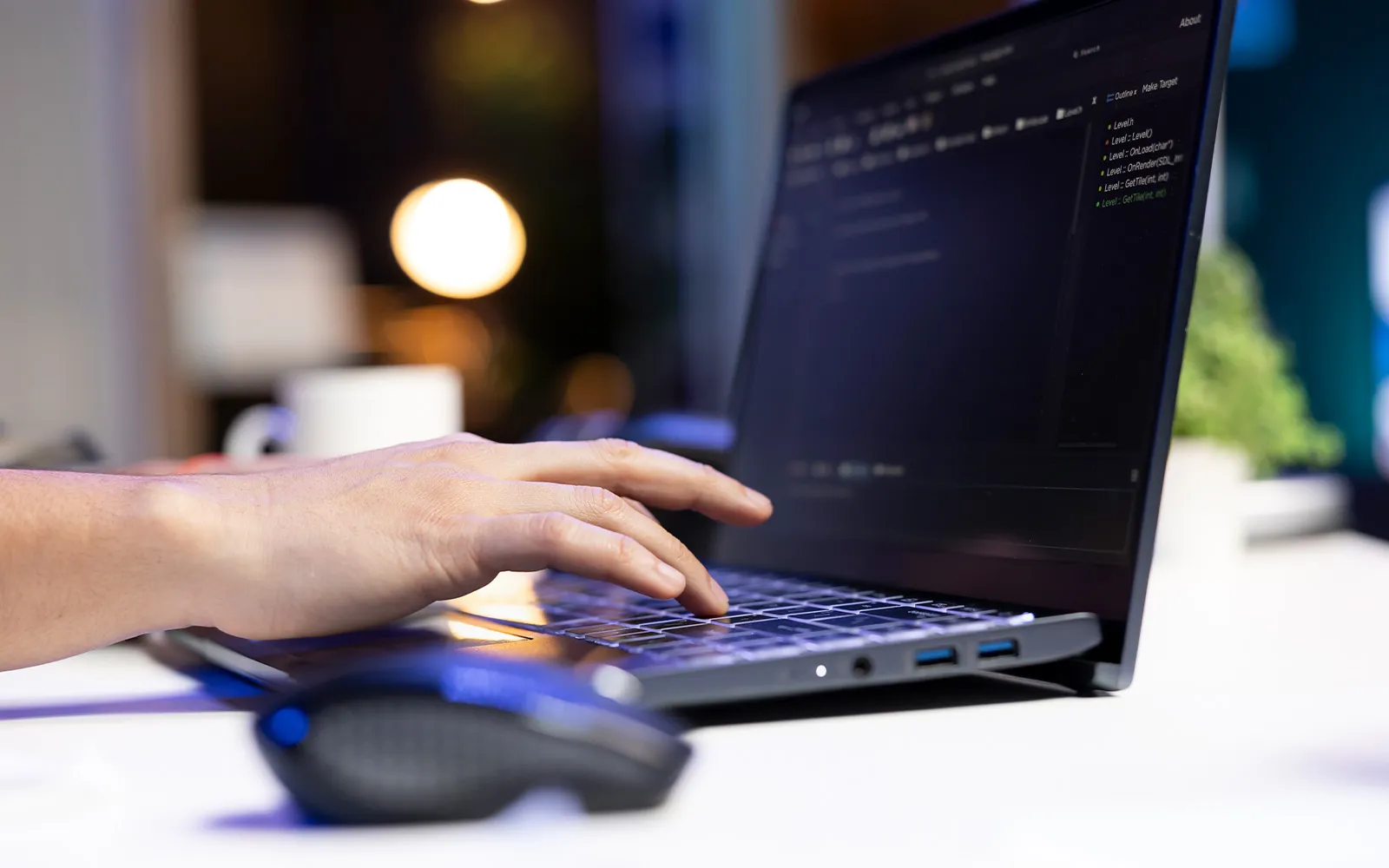 Persona trabajando en una web WordPress en un portátil durante tareas de mantenimiento y actualización