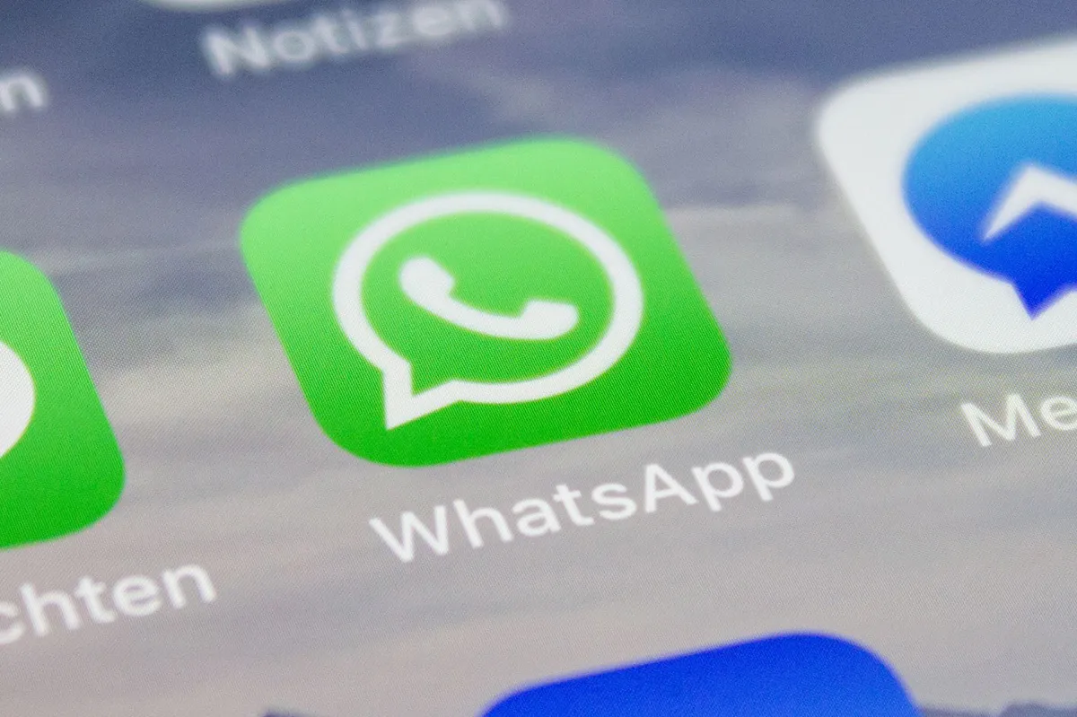 Icono de WhatsApp en la pantalla de un iPhone