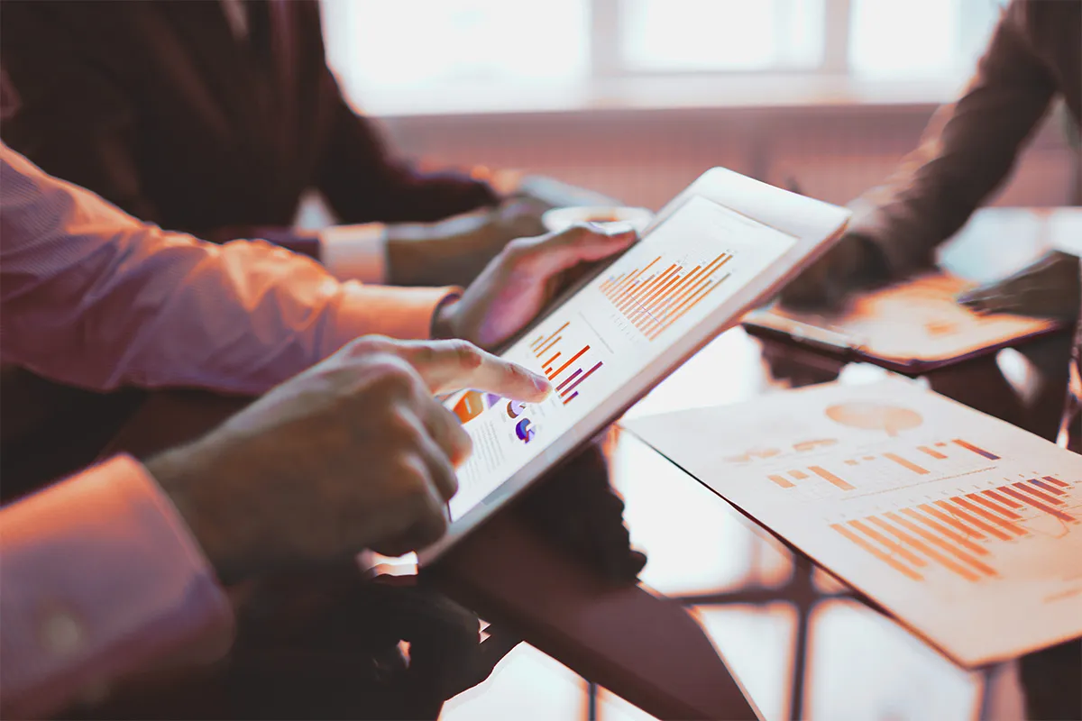Profesionales de recursos humanos analizando datos salariales en un software de gestión para cumplir la normativa de transparencia salarial.
