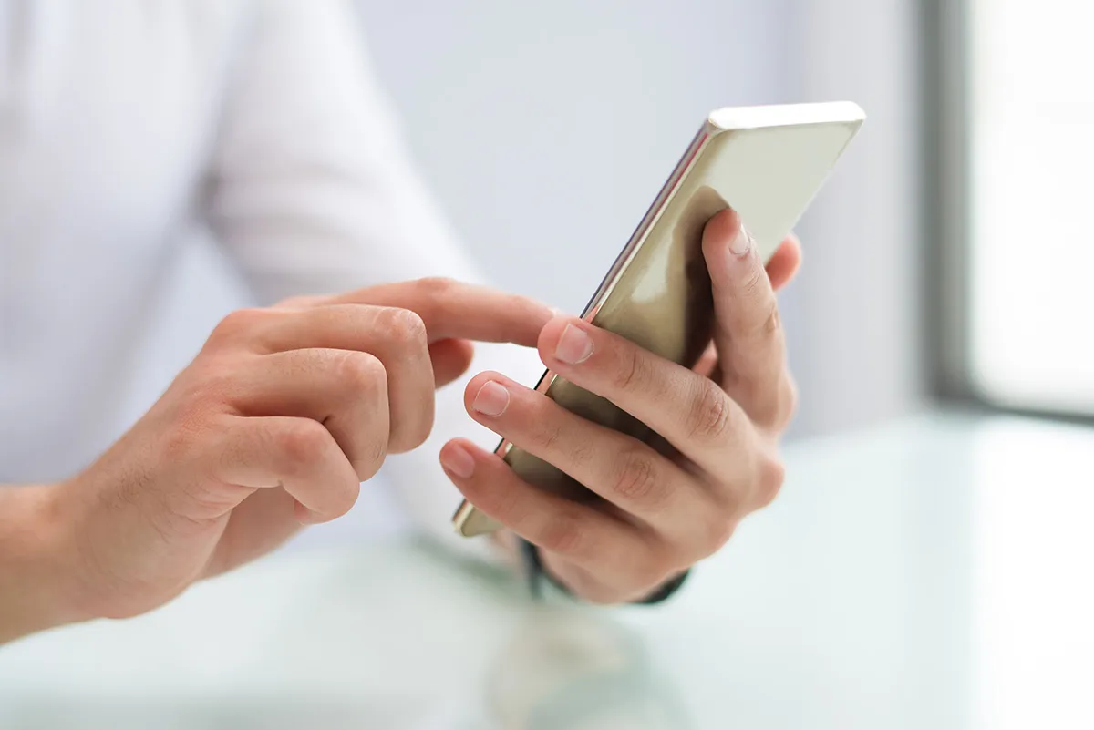 Persona utilizando WhatsApp en un teléfono móvil para configurar un nombre de usuario y mejorar su privacidad.