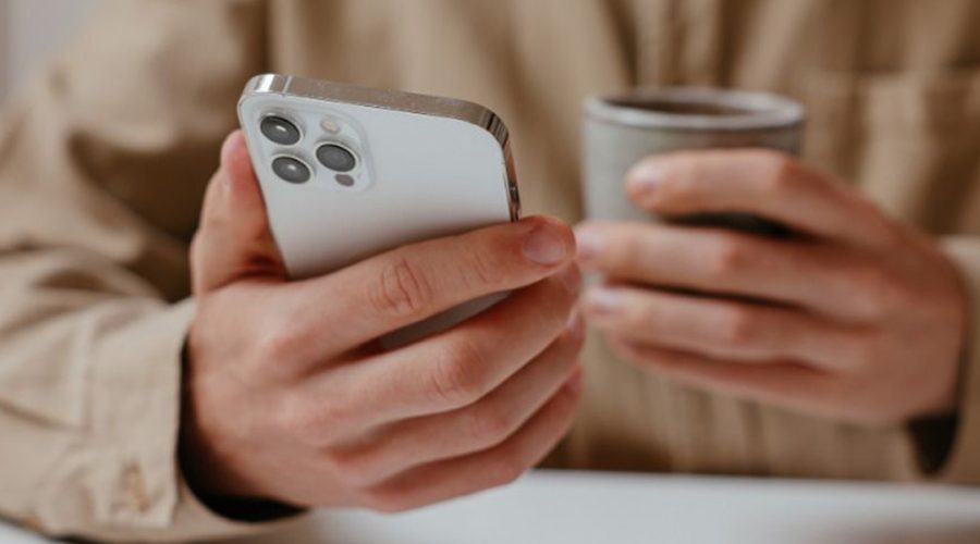 Persona utilizando un iPhone