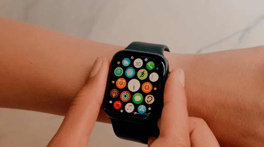 Persona utilizando un Apple Watch