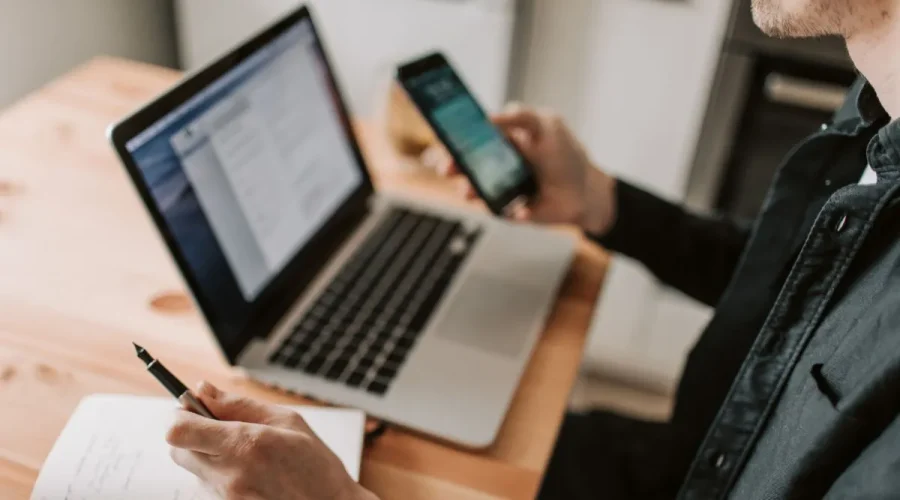 Persona utilizando WhatsApp en móvil
