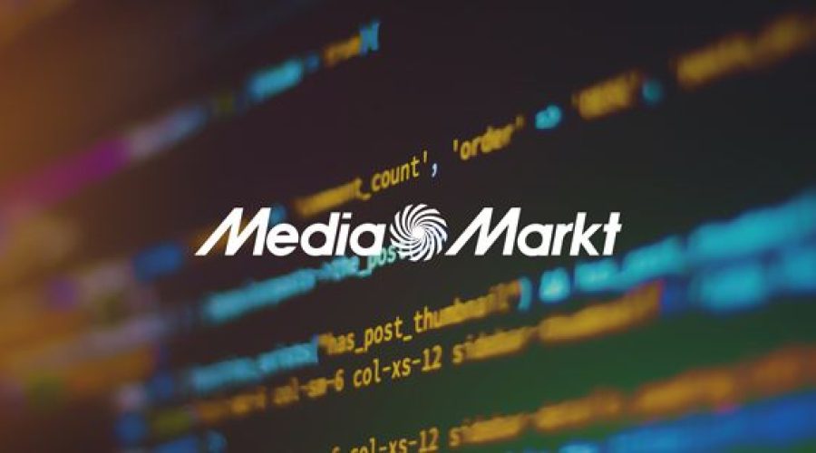 Logotipo de MediaMarkt sobre código informático