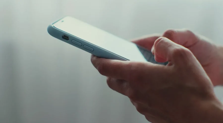 Persona utilizando un smartphone
