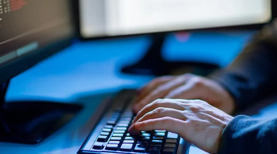 Persona trabajando con varios monitores