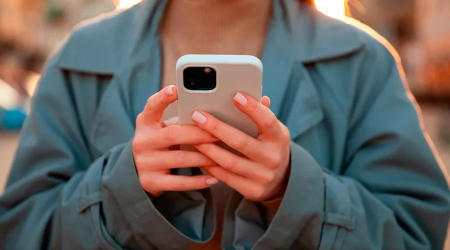 Persona utilizando un iPhone