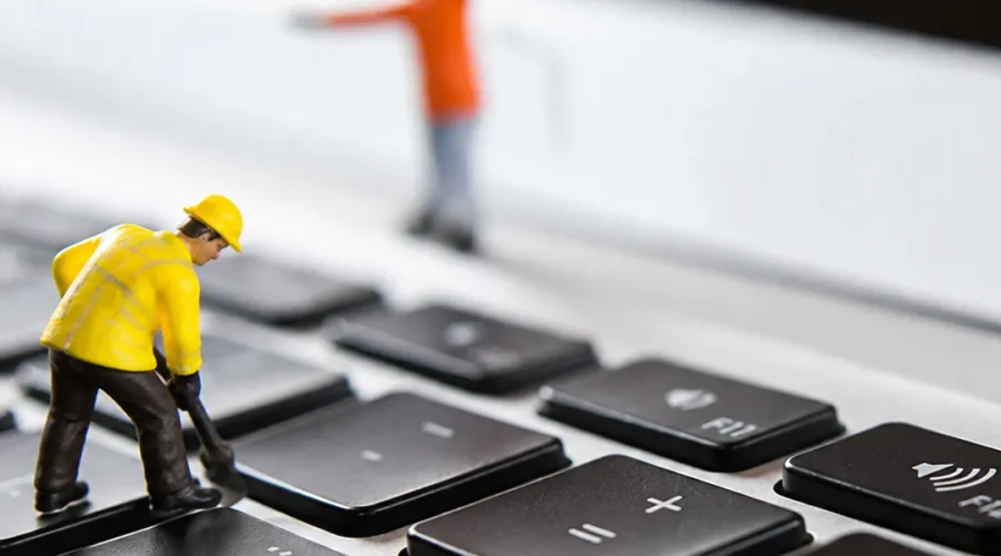 Operario en miniatura sobre teclado