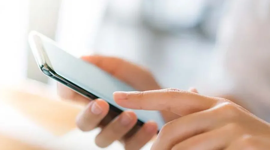 Persona utilizando un teléfono móvil