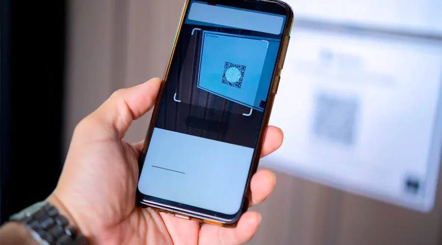 Persona escaneando un código QR