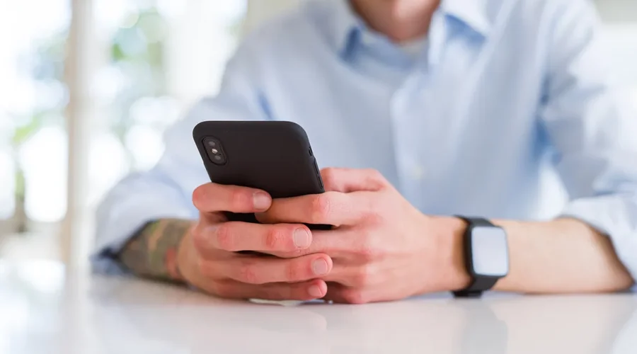 Persona utilizando un teléfono móvil