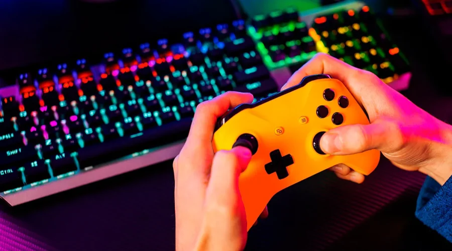 Persona jugando con un mando