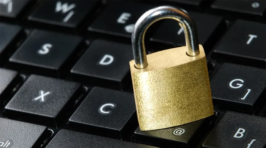 Candado sobre teclado de ordenador