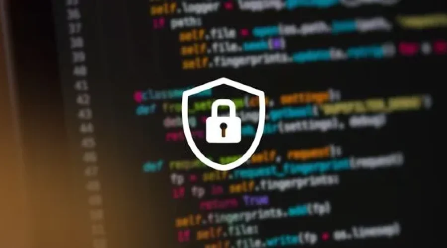 Código informático con un escudo y un candado de seguridad