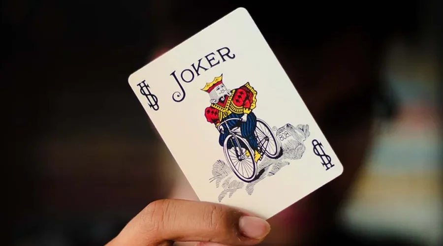 Persona sosteniendo una carta Joker