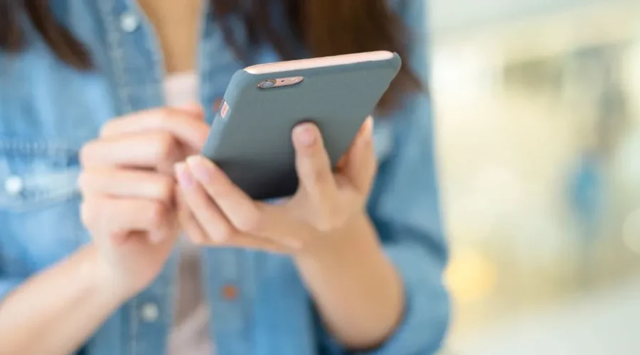 Persona utilizando un smartphone Android