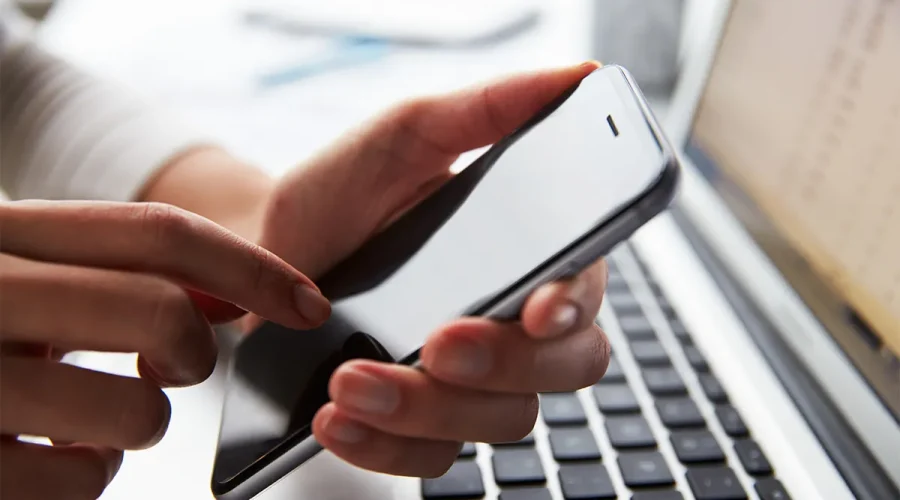 Persona utilizando un teléfono móvil