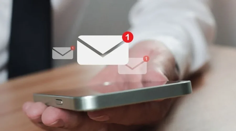 Correo fraudulento en smartphone