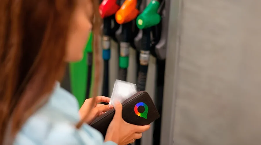 Persona pagando en una gasolinera