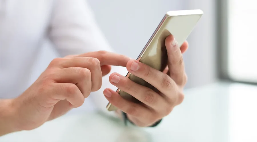 Persona utilizando un smartphone