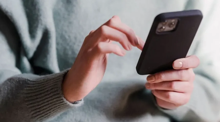 Persona utilizando un smartphone