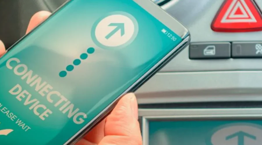 Smartphone conectado al sistema de un vehículo