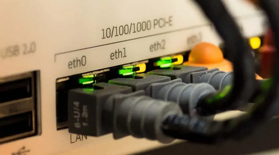 Cables de red conectados a un dispositivo de comunicaciones