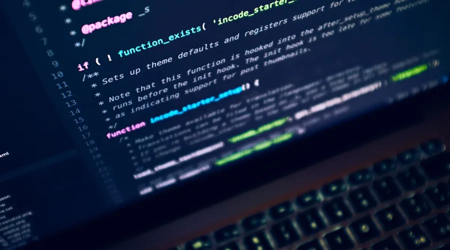 Código de programación en la pantalla de un ordenador portátil