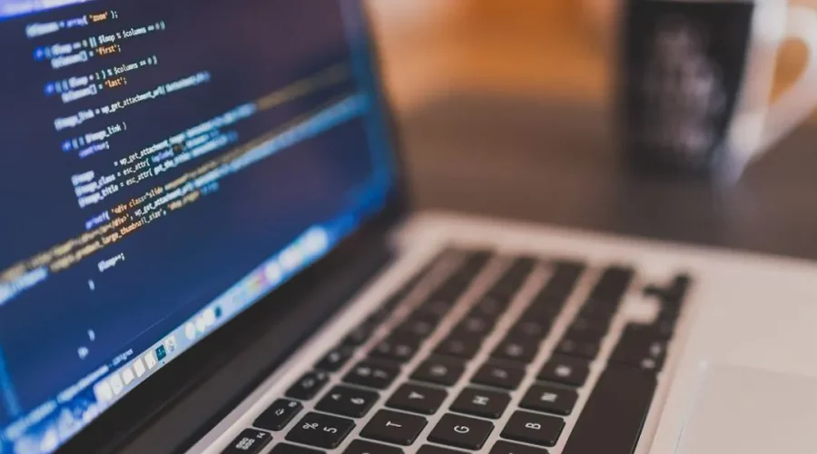 Ordenador portátil con código en pantalla