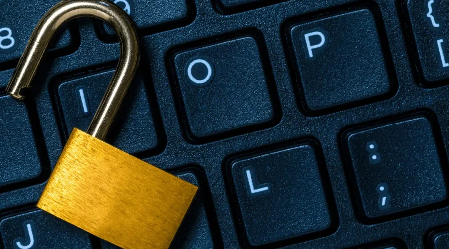 Candado abierto sobre un teclado